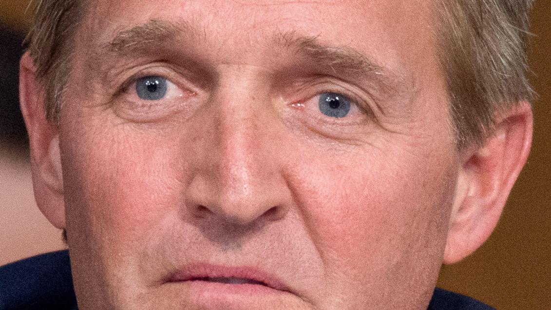 Sen. Flake pushes for vote on Russia resolution